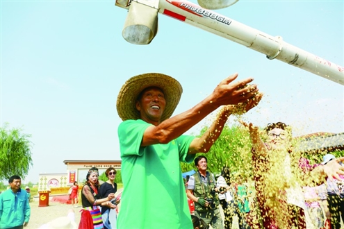 9月17日,在济南槐荫区吴家堡的农业基地里,沉甸甸的稻穗一株株压弯了腰。“开镰喽!”随着一声吆喝声,两台收割机开始对水稻基地里成熟的水稻进行收割,水稻脱粒声和围观居民的欢呼声交织在一起,大家一同感受颗粒归仓的丰收喜悦。金秋时节,全国多地农民趁着晴好天气抢收、抢晒,一派丰收景象。◎山东商报·速豹新闻网记者 于娜 通讯员 崔红军 摄